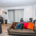 Lovely 2 Bed Apartment With Parking