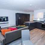 Lovely 2 Bed Apartment With Parking